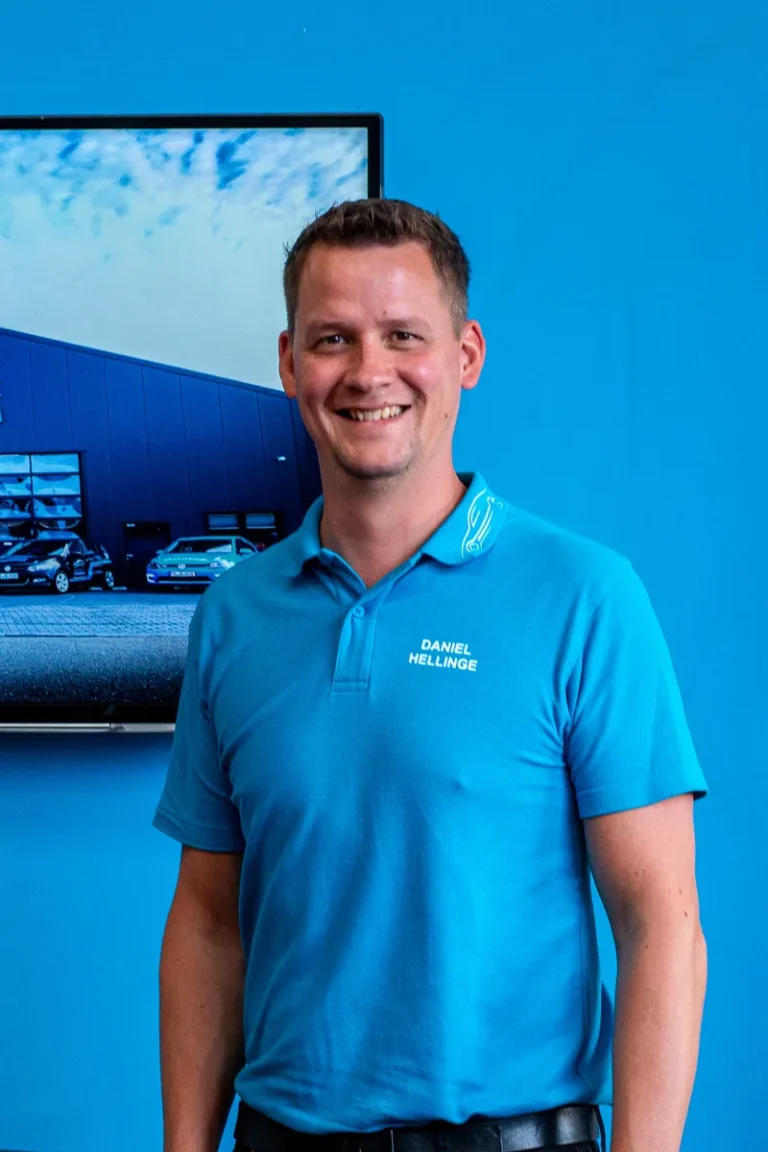 Mitarbeiter des Werkstattteams von Auto-Service Grönnebaum im blauen Firmenpolo